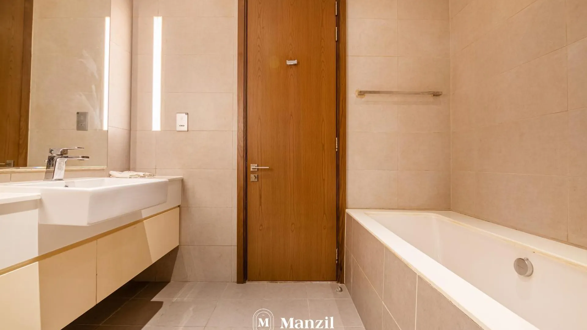 Stylish 1Br Apartment With Canal Views In Business Bay Dubai